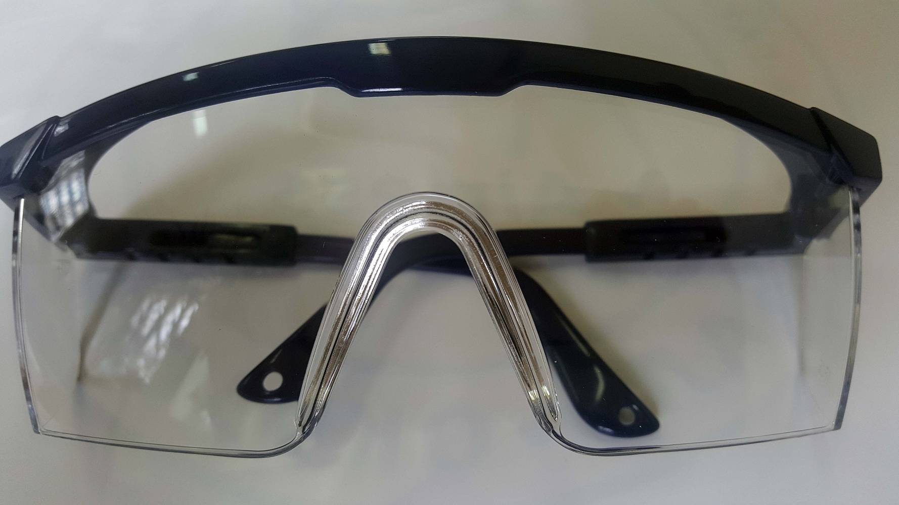 Защитные очки Craftsman Storch.   Очки сплошные с боковой защитой, устойчивы к появлению царапин и воздействию химикатов. Длина ремня регулируется.
