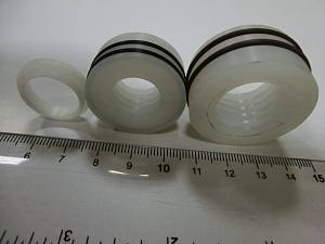 Статичные уплотнительные кольца имеют больший ресурс, чем уплотнения на подвижном поршне. Плунжер насоса окрасочного агрегата ASpro-2100 (или Cb-210) состоит из двух частей отличных друг от друга по диаметру. В комплекте три уплотнения - два для уплотнени